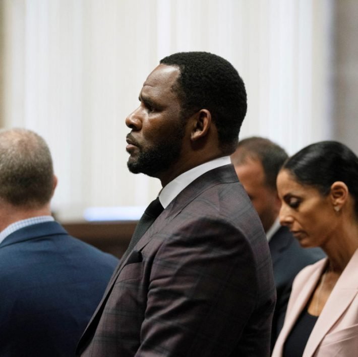 R. Kelly appears for a hearing at Leighton Criminal Court Building in Chicago, Illinois, U.S., June 26, 2019.    E. Jason Wambsgans/Chicago Tribune/Pool via REUTERS