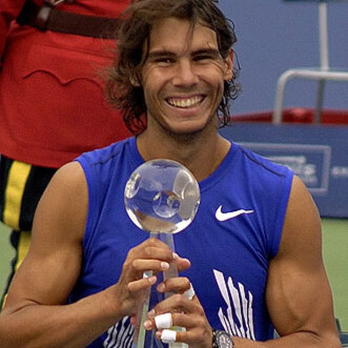 Rafael_Nadal_holding_the_2008_Rogers_Cup_trophy2